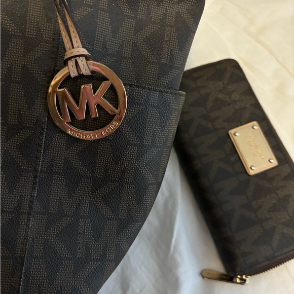 Michael Kors Signature Jet Set East West Top Zip Tote with matching wallet - Picture 4 of 10